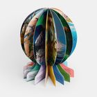 Runde Pop-up-Illustration mit Texten zu Dinosauriern und Natur. Farbig, symmetrisch gefächert, zeigt verschiedene Szenen.