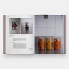 Text beschreibt Einmachvorgänge. Links Fotos von eingelegtem Gemüse, rechts drei Einmachgläser mit Früchten.