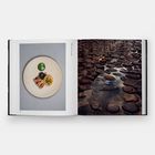 Links „76“, oben „En flise, sten i vand, juni 2220“. Links Teller mit Essen, rechts Steine im Wasser.