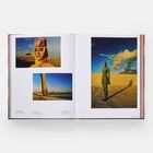 Seite eines Buches mit Fotos: Frau mit Kopfbedeckung, Bein in rotem Schuh, Person in Anzug auf sandigem Boden unter blauem Himmel.