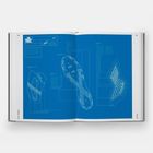 Text: "THE PERFECT STRIKE" und "NIKE". Blaupause von einem Schuhdesign. Links Sohlenansicht mit Stollen.