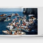 "Blue Grotto, Capri, Italy, 2016". Viele Menschen in kleinen Booten auf dem Meer vor felsiger Küste in einem Buch.