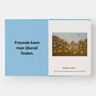 Text: "Freunde kann man überall finden." "Draußen im Park ..." Gemälde von vielen Schmetterlingen umhüllt Bäume.