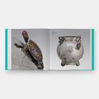 Links oben: "04-05", rechts oben: Beschreibung eines Gefäßes. Links: Schildkrötenfigur, rechts: verziertes Gefäß.