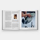 Links Text über Nachhaltigkeit und Materialien, rechts Fotografie eines Stuhls mit grünem Bezug, jemand hält die Lehne.