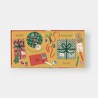 Texte: "LET'S SPREAD KINDNESS!", "A gift is extra special when wrapped with care.", "Can you wrap your gingerbread?", "Handmade with love.", "TO: Santa Claus, North Pole", "Who will you surprise with your present?". Illustration zeigt Geschenke, Schere, Schleifen, Zuckerstangen.