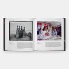 Links "Alice Austen", rechts "Tina Barney". Alice: Historisches Foto mit vier Frauen. Tina: Moderne Szene im Schlafzimmer.