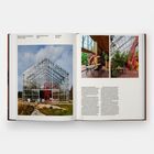 Margit-Kristine Solibakke Kløv, Greenhouse Home, 2019, Buskerud, Norway. Bild eines großen Gewächshauses und Innenansichten.