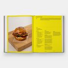 Text: Smash Burger Rezept mit Zutaten und Methode. Links ein Burger auf einem Holzbrett.