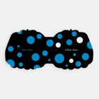 Text "blue dots" und "white dots" auf schwarzem Hintergrund mit blauen und weißen Punkten. Form wie zwei verbundene Wolken.