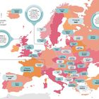 "HELLO THERE!" Karte von Europa mit Begrüßungen in verschiedenen Sprachen. Illustrationen von winkenden Händen.