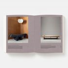 Links: "Flow Bench, Jangjoong Im, 2021, Oak Wood, Brass". Rechts: "Daybed Hyung Suk Jo, 2021, Ash Wood, Fabric".