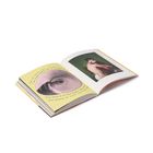 Handgeschriebener Text auf gelbem Hintergrund, Foto einer nackten Person auf grünem Grund, Spiralbild daneben.