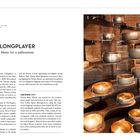 "LONGPLAYER: Music for a millennium" steht groß neben tibetischen Klangschalen in einem hölzernen Raum.