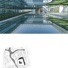 72 Bildung Education. Modernes Gebäude mit Glasfassade spiegelt sich in Wasserfläche. Unten ein architektonischer Lageplan.