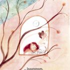 "... laaangsam." Eine Illustration mit einem Fenster, darin zwei Kinder und ein Ast im Vordergrund.