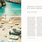AMALFI COAST & CAPRI MOODS. Positano—Life on the Edge. Strand mit Felsen, Menschen baden, Boote, Liegestühle und Sonnenschirme.