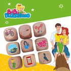 "BiBi Blocksberg", neun Würfel mit Illustrationen, Familie auf Baumstumpf, grüner und gelber Hintergrund mit Sternen.