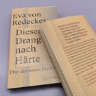 Buchcover: "Eva von Redecker, Dieser Drang nach Härte. Über den neuen Faschismus." Text über Faschismus auf der Innenseite.