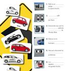 Texto: "¿DÓNDE EXACTAMENTE? ¿Antes o después? Parque die passenden Autos an den richtigen Ort."  
Illustration von bunten Autos auf Verkehrsschild.