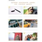 Texte: "Ordne den Bildern den passenden Ausdruck zu und übersetze auf Französisch." "gegen den Stuhl" "mit dem schwarzen Stift" "mit dem Auto" "zu dritt" "mit dem Fahrrad" "gegen die Tür". Oben links ein schwarzer Stift, daneben ein Hund im Autofenster. Darunter Stühle mit Besen, ein Radfahrer neben einem Taxi, eine Frau an roter Tür und drei lachende Frauen.