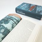 Ein geöffnetes Buch mit Text, daneben ein geschlossenes Buch mit der Aufschrift "Thomas Mann DER ZAUBERBERG".