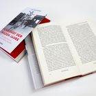 Zu sehen ist ein Buch mit dem Titel „Chronist der wilden Jahre“. Daneben ist ein geöffnetes Exemplar mit Text auf den Seiten.