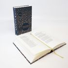 Buch "Deutsche Gedichte" von Reclam; eines ist geschlossen, eines geöffnet mit einem Lesezeichen.