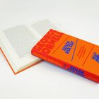 Der Text "GEORGE ORWELL ZEILEN DER ZEIT" erscheint auf einem orangefarbenen Buchcover. Daneben ein geöffnetes Buch.