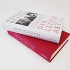 "Antony Beevor: Der Letzte Akt" in großen Buchstaben. Zwei Bücher, eins mit weißem und eins mit rotem Cover, liegen übereinander.