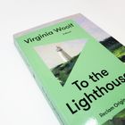 "Virginia Woolf, To the Lighthouse, Reclam Originals." Grünes Buchcover mit einem gemalten Leuchtturm.