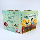 Buchtitel: „Peter und der Wolf“. Links ein Zitat, rechts Illustration: Junge, Hund, Wolf, Blumen und Zaun.