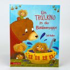 Titel: "Ein Trollkind in der Blaubeersuppe." Ein Bär und Trollkinder um eine große Schüssel. Fröhliche, bunte Illustration.