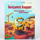 Text: "Benjamin Bagger - Kleine Schaufel, große Schätze". Illustration eines gelben Baggers auf einer Baustelle mit Tieren.