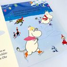 Klein-Mü lief im Zickzack vor ihr. Mumin eilt zu ihnen. Illustration mit Figuren auf Schlittschuhen auf Eis.