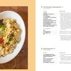 "Vorarlberger Käsespätzle" oben rechts. Rezept mit Zutaten und Zubereitung. Links ein Teller mit Käsespätzle und Salat.