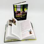 "Miezen im Mezzanin" ist der Titel auf dem Buchcover mit einem Bild einer Katze vor einem Fenster.