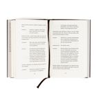 Ein aufgeschlagenes Buch mit einem langen Dialog. Links sieht man die Seitenzahlen 130 und rechts 131.