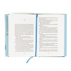 Zwei geöffnete Buchseiten, nummeriert mit 124 und 125. Ein blaues Leseband hängt in der Mitte des Buches herab.