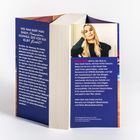 Ein Buch zeigt den Text: "WIE NAH DARF MAN EINEM Menschen KOMMEN, DER VOR SICH SELBST flieht?" und beschreibt eine Autorin.
