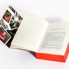 Ein Buch ist geöffnet. Links sind Fotos zu sehen, darunter ein Mensch in einem roten Pullover.