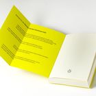 Nominierter Roman Leipziger Buchmesse 2025, gelber Einband, offenes Buch mit kleinem Pinguin-Logo auf Seiten.