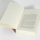 Eine offene Buchseite zeigt oben das Wort "Hannah". Rechts unten ist die Seitenzahl 11 sichtbar. Das Buch liegt auf einer hellen Oberfläche.