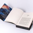 Ein offenes Buch zeigt den Titel "1. Kapitel" und darunter "Lexi". Links auf dem Umschlag Text: „Lexi . . . Eine Unausweichlichkeit lag“.