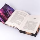 Text: "4. Kapitel", "Wenn nicht...", Ein Buch offen mit Text und Coverabbildung einer nächtlichen Stadtlandschaft.