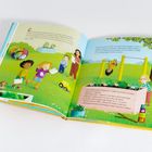 Links: Kinder mit Zetteln im Freien, rechts: Kind kopfüber an Klettergerüst, Erwachsene in Gartenumgebung.