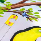 Ein gelber Vogel mit buntem Schnabel sitzt auf einem Ast. Daneben ein blauer Schmetterling. Bunte Illustration.