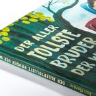 Text: "Der aller tollste Bruder der Welt." Eine Buchillustration mit zwei Kindern, umgeben von einem Baum und Blättern.