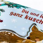 Text: "Du und ich, ganz kuschelig". Illustration: Ein Holzschild mit Tannenzweigen und Beeren, darunter ein Rehböckchen.