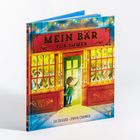 „Mein Bär für immer“, Kinderbuchcover mit einem bunten Schaufenster voller ausgestopfter Tiere.